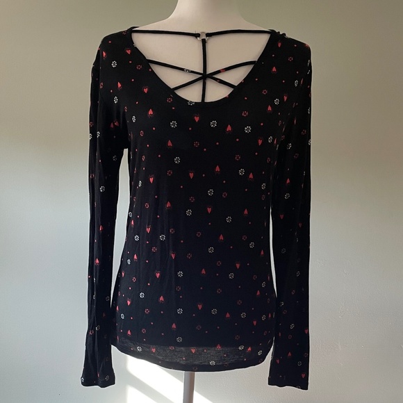 🆕 Black Flower and Heart Long Sleeve Top w/ Strappy Neck Design - Size M - Picture 5 of 8